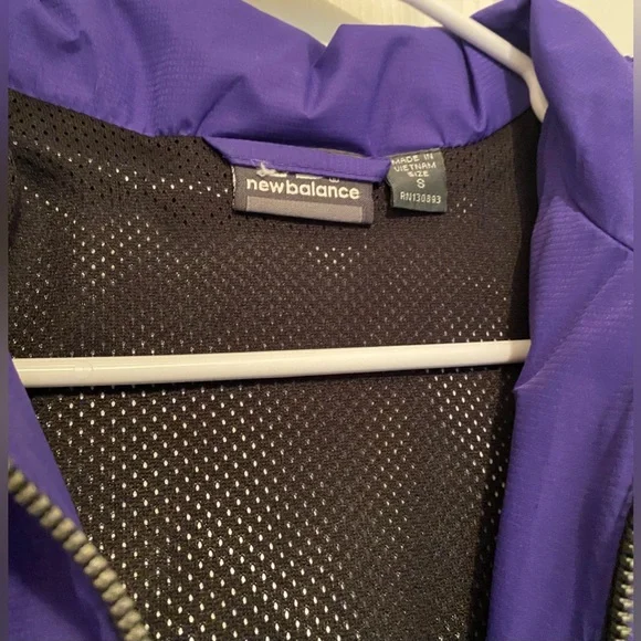 New Balance Women's Mesh-Lined Windjacket - Picture 5 of 5